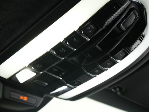 Used 2023 Porsche Macan AWD/4WD image 41