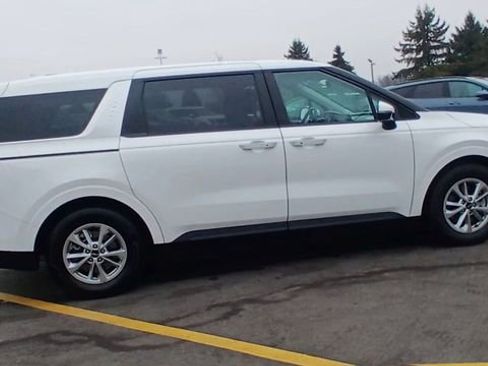 Certified 2024 Kia Carnival LX image 3