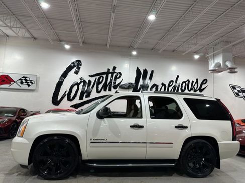 Used 2009 GMC Yukon Denali RWD image 2