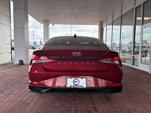 Used 2023 Hyundai Elantra SEL w/ Preferred Accessory Package FWD image 8