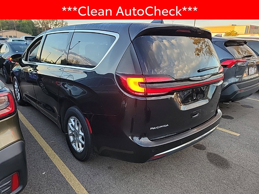 Used 2023 Chrysler Pacifica Touring-L FWD image 4
