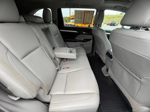 Used 2018 Toyota Highlander XLE AWD/4WD image 45