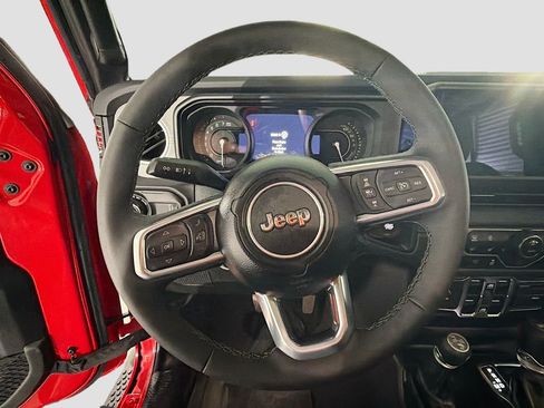 Used 2025 Jeep Wrangler Unlimited Sahara image 11