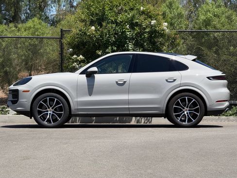 Used 2025 Porsche Cayenne Coupe AWD/4WD image 2