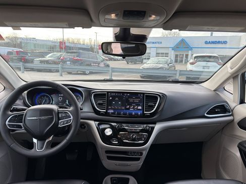 Used 2024 Chrysler Pacifica Touring-L image 27