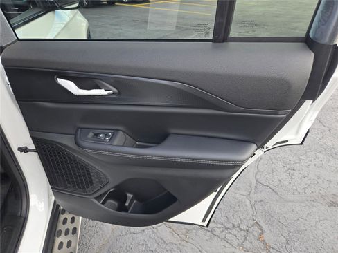 New 2025 Jeep Grand Cherokee Altitude image 9