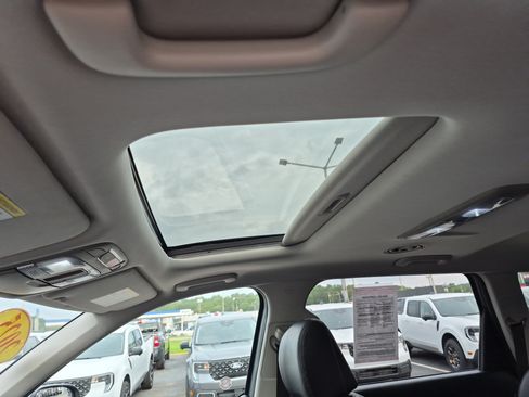 Used 2025 Kia Telluride S FWD image 8