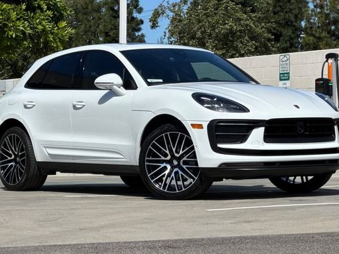 Used 2022 Porsche Macan AWD/4WD image 2