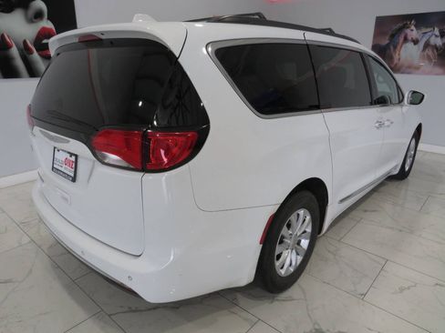 Used 2017 Chrysler Pacifica Touring-L FWD image 3