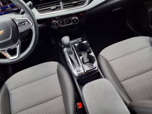 Used 2024 Chevrolet Trax LT w/ LT Convenience Package image 9