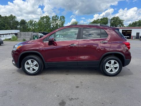 Used 2017 Chevrolet Trax LT w/ LT Convenience Package AWD/4WD image 2