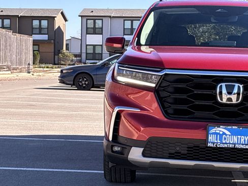 Certified 2025 Honda Pilot Touring image 10