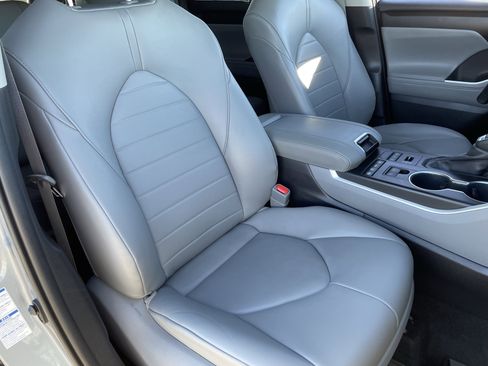 Used 2020 Toyota Highlander XLE image 9