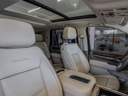 Used 2021 GMC Yukon Denali w/ Denali Premium Package AWD/4WD image 32