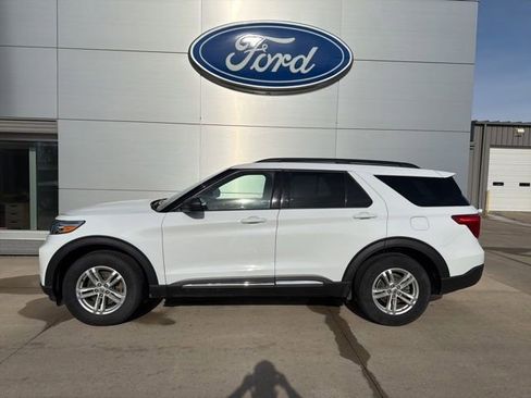 Used 2020 Ford Explorer XLT w/ Comfort Package AWD/4WD image 3