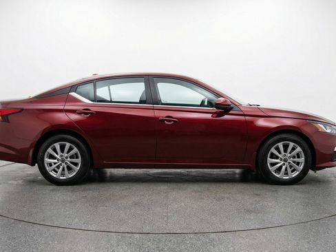 Used 2025 Nissan Altima 2.5 SV FWD image 11