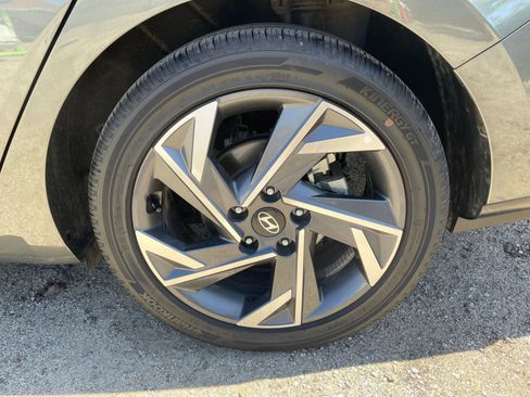 Used 2025 Hyundai Elantra Limited image 32