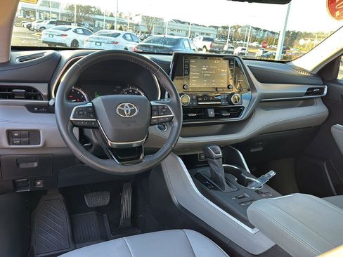 Certified 2020 Toyota Highlander XLE image 16