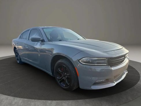 Used 2019 Dodge Charger SXT RWD image 3