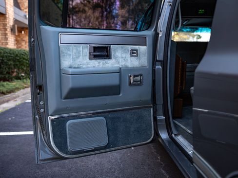 Used 1988 Chevrolet Suburban 2500 image 25