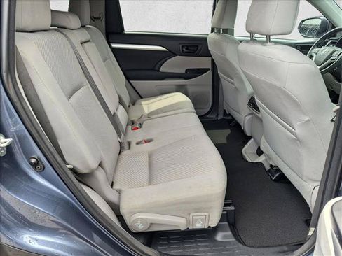 Used 2018 Toyota Highlander LE FWD image 19