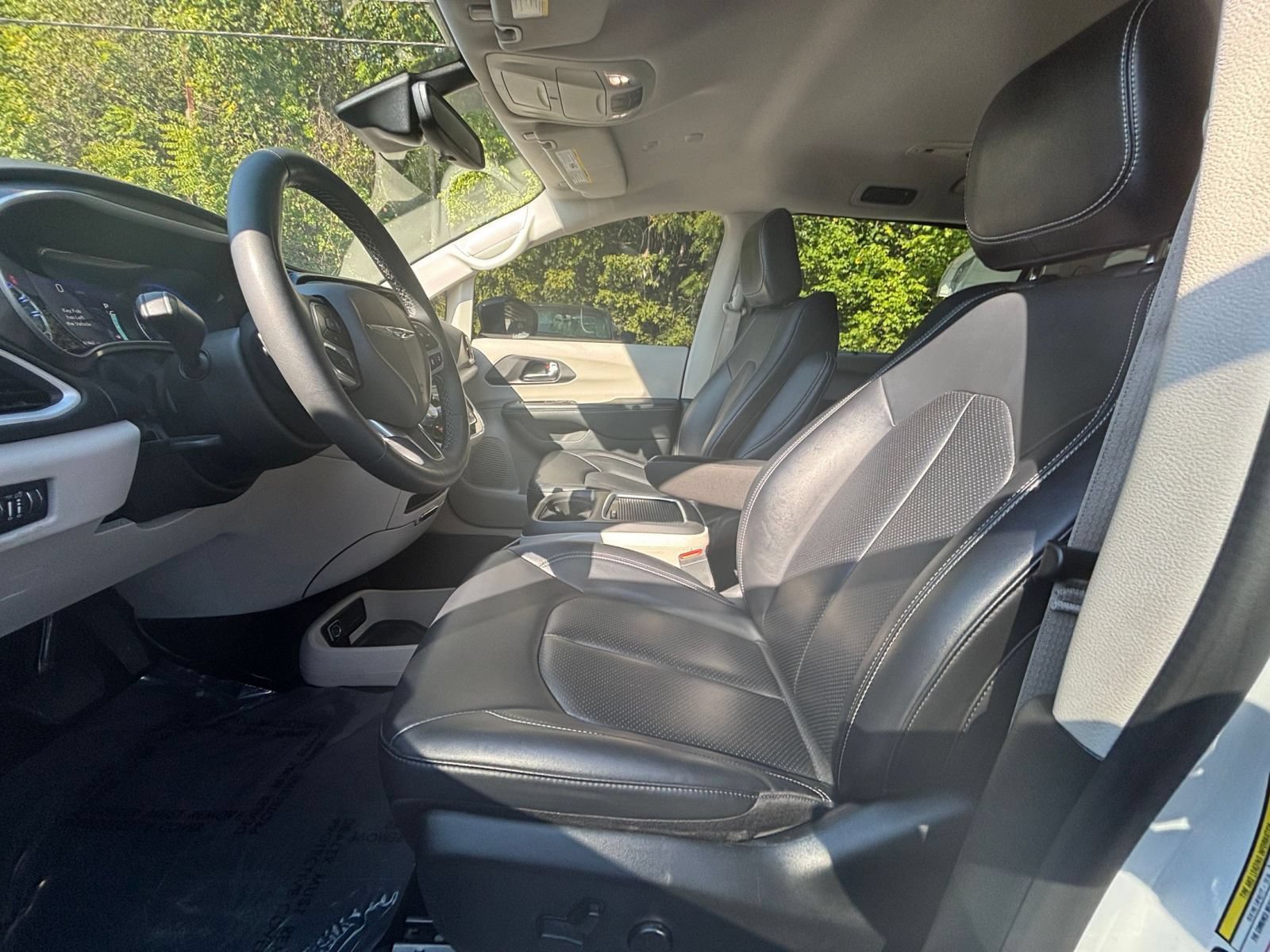 Used 2024 Chrysler Pacifica Touring-L FWD image 25