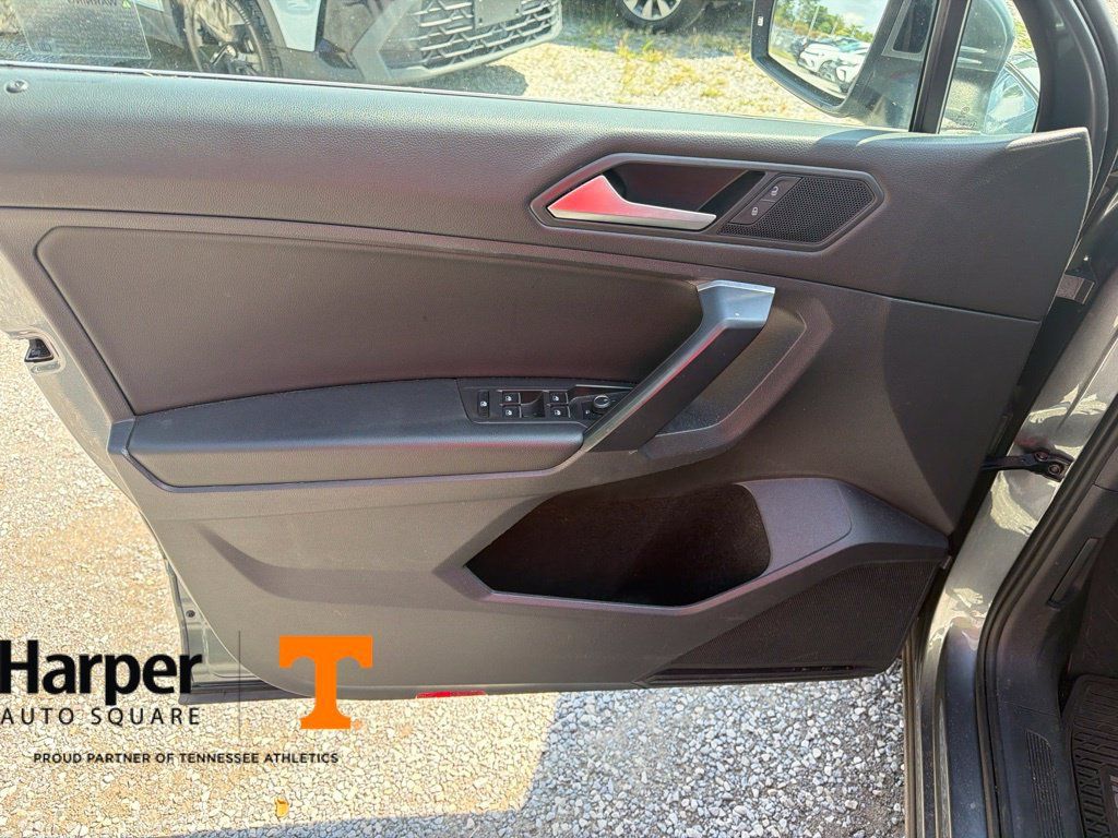 Used 2021 Volkswagen Tiguan SE FWD image 18