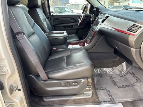 Used 2014 Cadillac Escalade Premium image 16