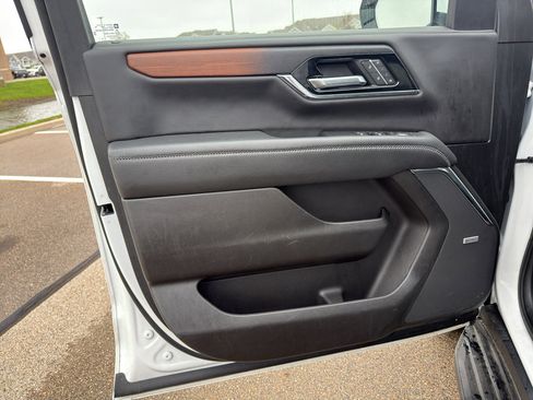 Used 2025 GMC Yukon XL Denali AWD/4WD image 10
