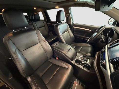 Used 2019 Toyota Highlander XLE AWD/4WD image 23