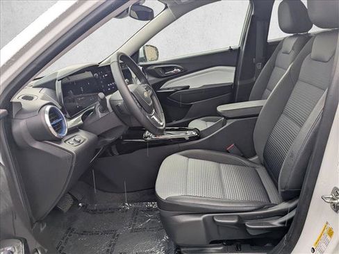 Used 2025 Chevrolet Trax LT w/ LT Convenience Package image 15