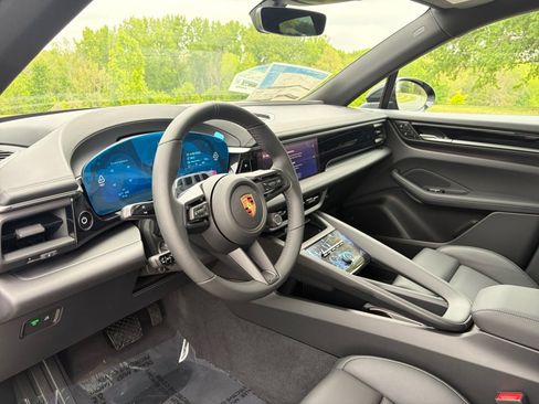 New 2026 Porsche Macan 4 Electric AWD/4WD image 4