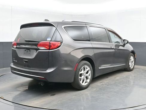 Used 2017 Chrysler Pacifica Touring-L Plus w/ Tire & Wheel Group FWD image 10