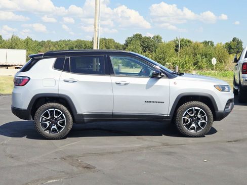 Used 2026 Jeep Compass Trailhawk w/ Sun, Sound & Navigation Group AWD/4WD image 2