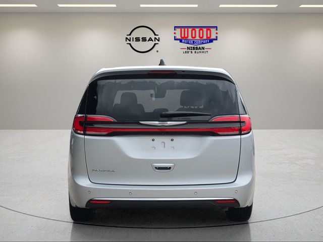 Used 2024 Chrysler Pacifica Touring-L FWD image 3