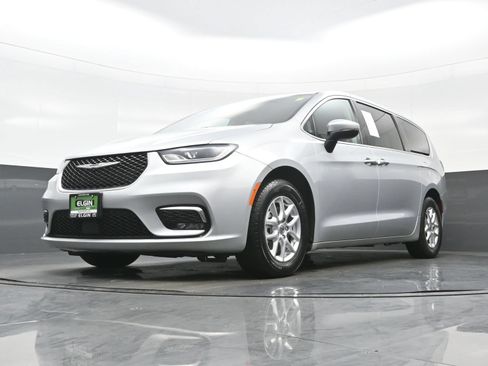 Used 2023 Chrysler Pacifica Touring-L FWD image 30