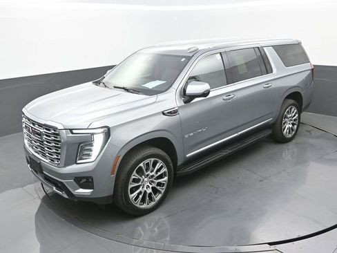 Used 2025 GMC Yukon XL Denali AWD/4WD image 32