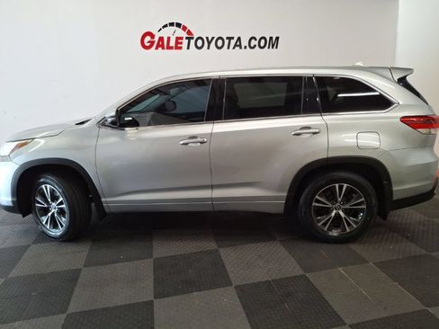 Used 2018 Toyota Highlander Plus AWD/4WD image 9