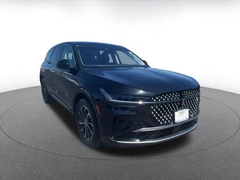 Used 2024 Lincoln Nautilus Premier image 3