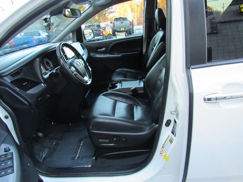 Used 2019 Toyota Sienna SE w/ SE Preferred Package FWD image 15