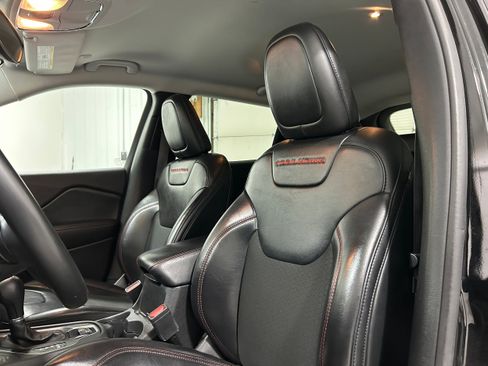 Used 2020 Jeep Cherokee Trailhawk image 27