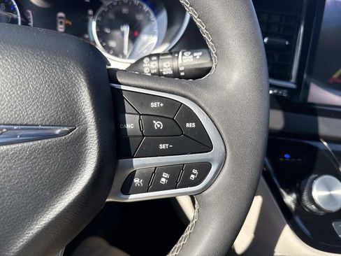 Used 2024 Chrysler Pacifica Touring-L FWD image 27