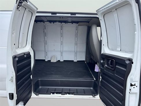 Used 2010 Chevrolet Express 2500 Extended RWD image 14