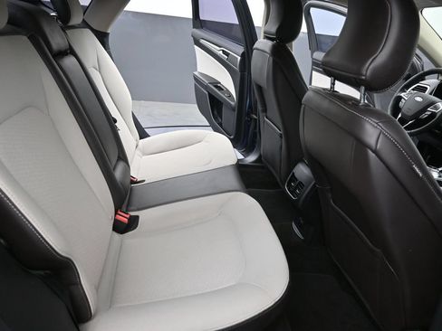 Used 2019 Ford Fusion SE w/ Equipment Group 151A FWD image 2