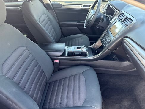 Used 2017 Ford Fusion SE w/ Fusion SE Technology Package image 12