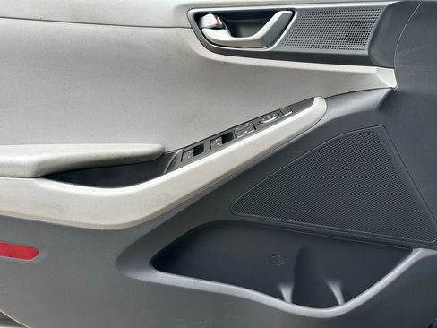 Used 2020 Hyundai Ioniq SE image 9