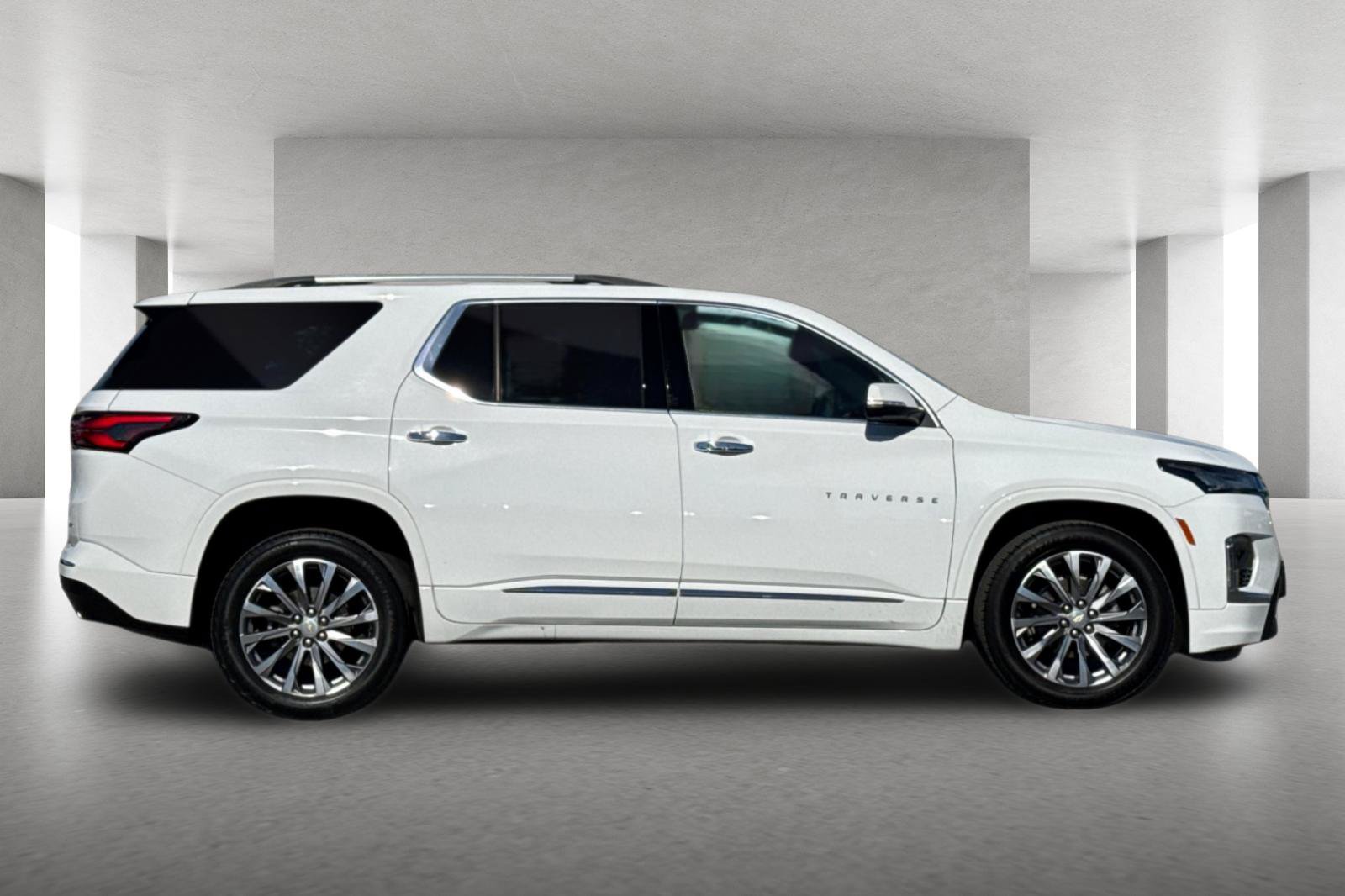 Used 2023 Chevrolet Traverse Premier FWD image 3