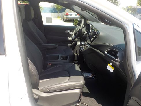 New 2025 Chrysler Pacifica Select image 17