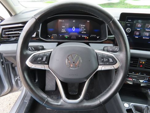 Used 2025 Volkswagen Jetta SE FWD image 18