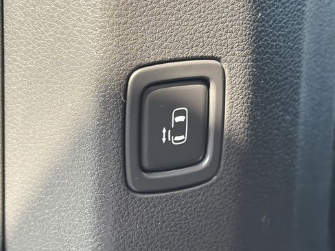 Used 2025 Kia Carnival SX w/ SX Dark Edition Package FWD image 22